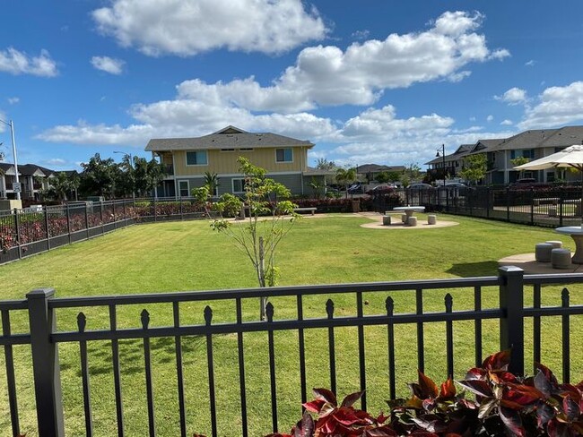 Building Photo - Three Bedroom Townhome in Kapolei!