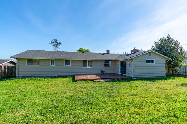 Building Photo - 3 Bedroom 2 Bath Single Story Home - Fenced Backyard
