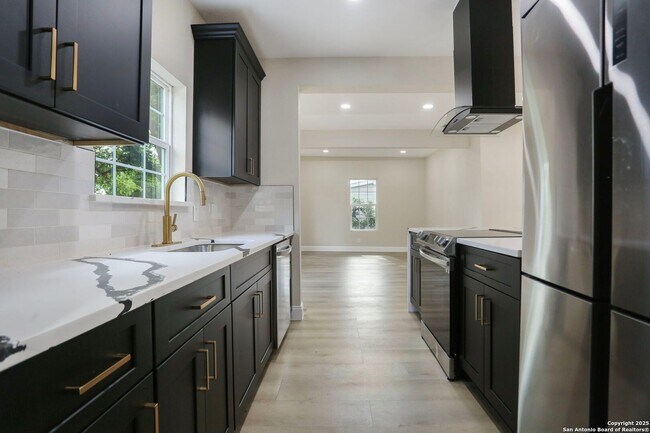 Building Photo - 207 Alvarez Pl