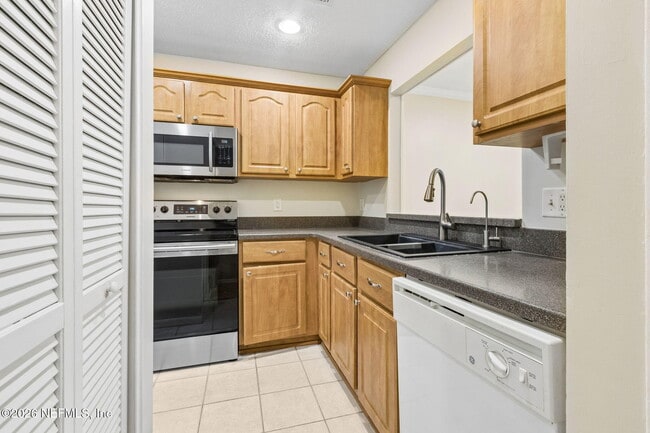 Building Photo - 7623 Baymeadows Cir W