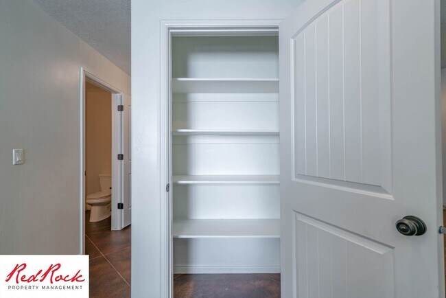 Building Photo - $300 Move in Special! 3 Bedroom Townhome with Internet Included!