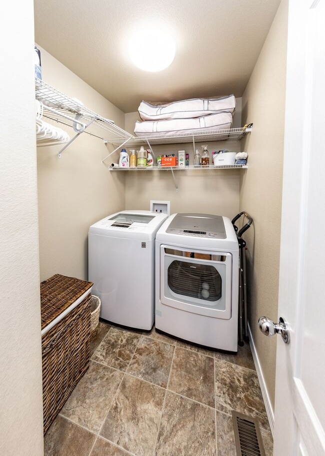 Building Photo - Gorgeous Gold Hills Mesa 2 Bedroom