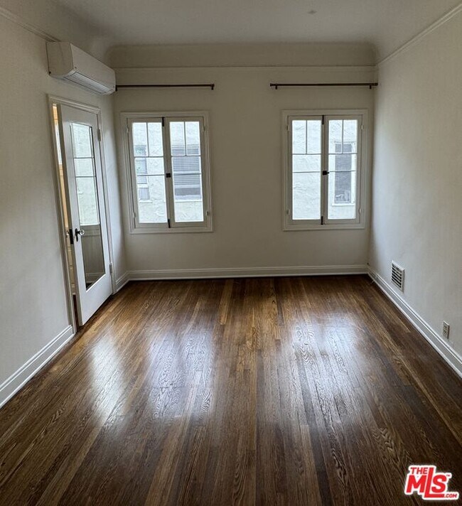 Building Photo - 326 1/2 N Sycamore Ave