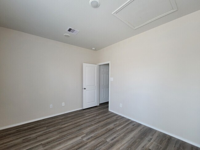 Building Photo - 11720 White Cedar St