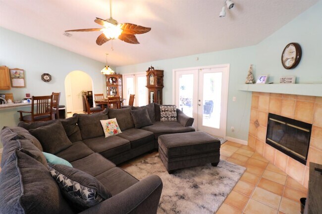 Building Photo - 909 Colonial Dr