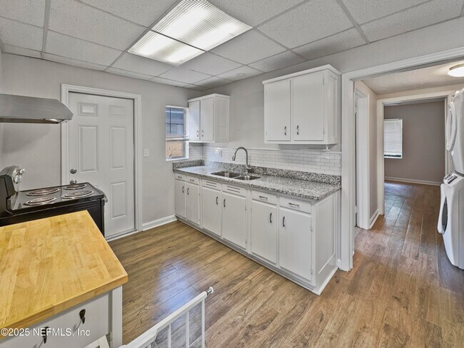 Building Photo - 839 Acosta St