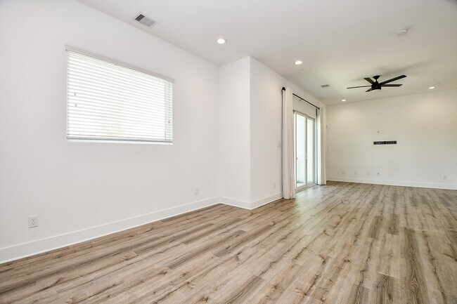 Building Photo - 2404 Hadley St