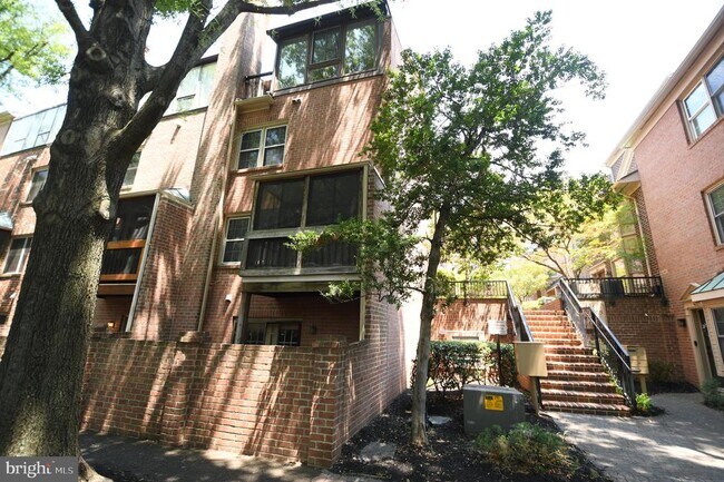 Building Photo - 601 N Tazewell St