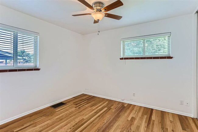 Building Photo - Beautiful 2 Bedroom 1 Bath With Bonus Room...