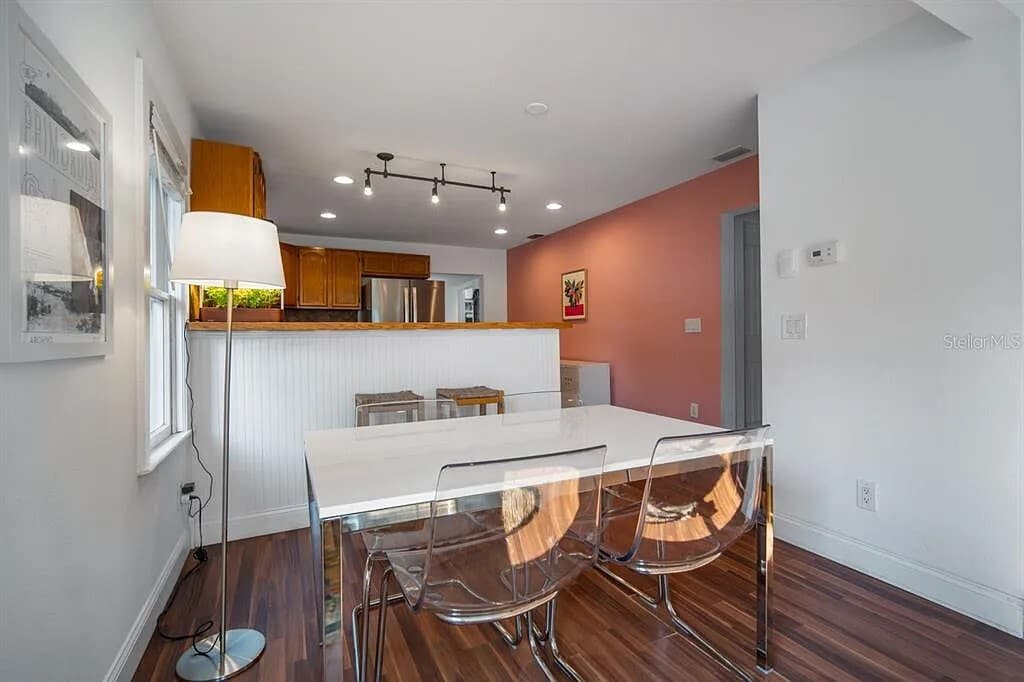 Building Photo - 212 W North Bay St