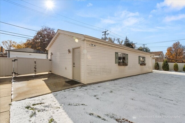 Building Photo - 10323 Canterbury St