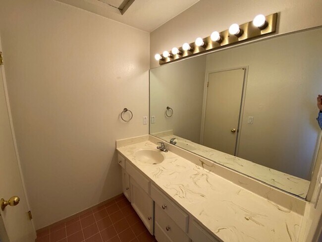 Building Photo - 739 W Franklin St