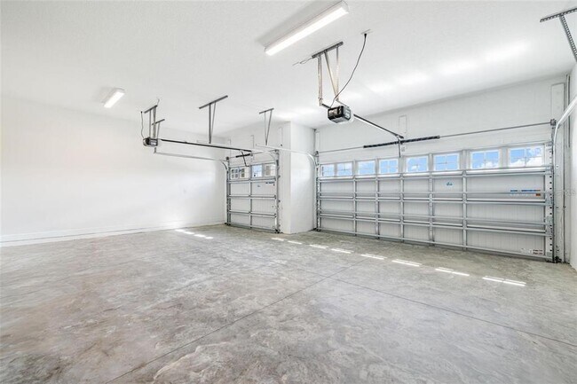 Building Photo - 1953 Arching Br