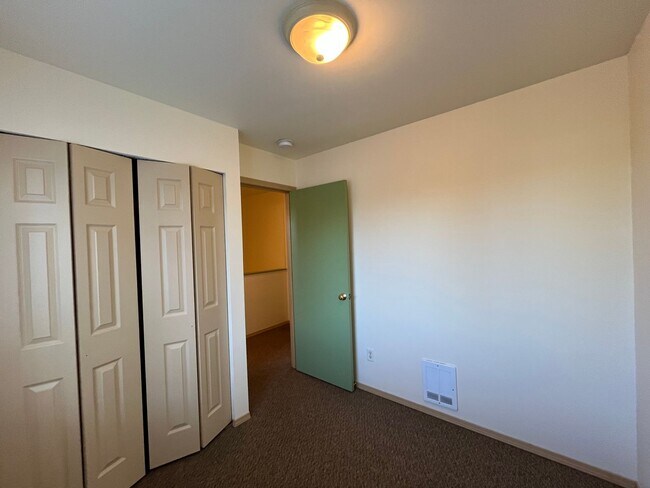 Building Photo - Three Bedroom Townhouse Style Unit