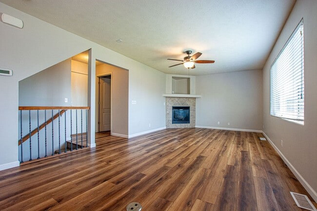 Building Photo - Extremely Spacious 3 Bedroom / 2.5 Bath Home in Bellevue!