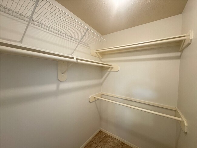 Building Photo - 210 Rolling Plains Dr