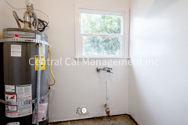 Building Photo - 2 Bedroom/1 Bath Home - $1495 per month