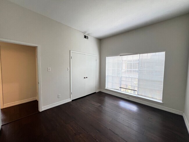 Building Photo - 10432 High Hollows Dr