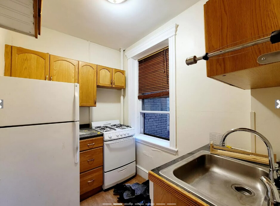 Building Photo - 368 Riverway