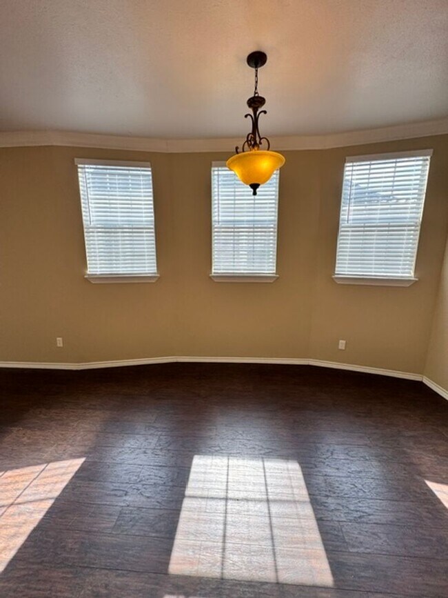 Building Photo - 3 bed 2.5 baths with new paint, carpet and appliances in Chickasha! ready for move in!
