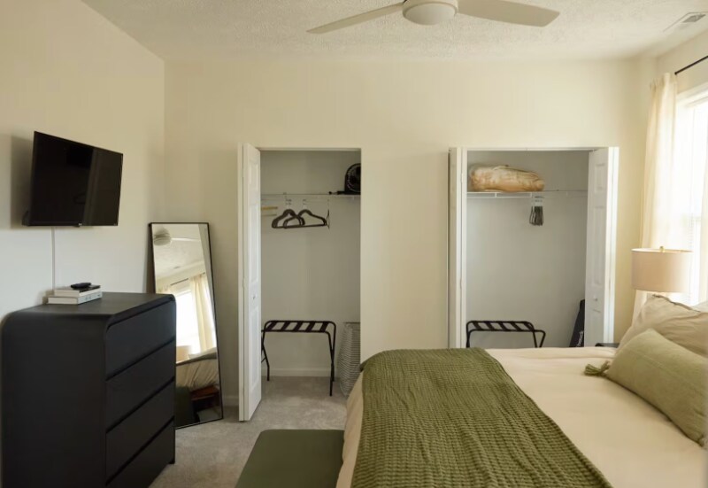 Building Photo - 2433 S 16th St