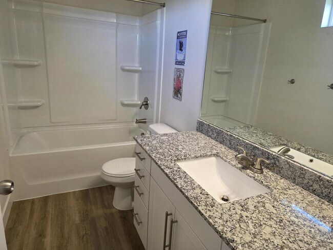 Building Photo - 946 W 600 S