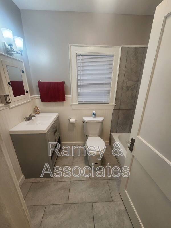 Building Photo - 1772 W Gaulbert Ave