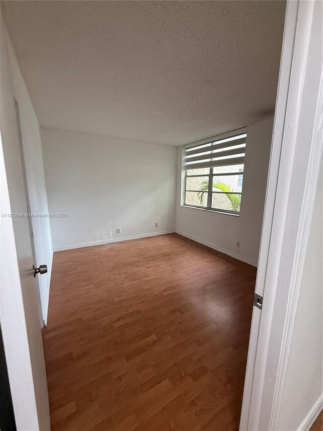 Building Photo - 9441 Live Oak Pl