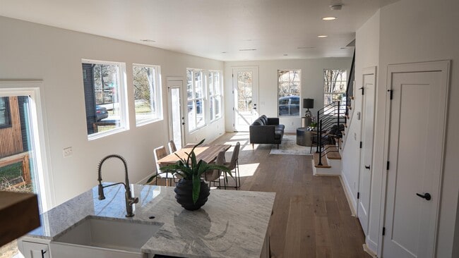Building Photo - 1047 S Hollywood Ave