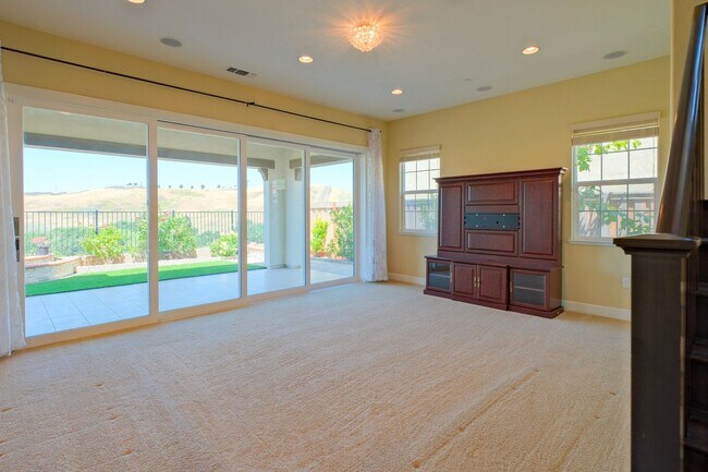 Building Photo - Stunning 5 bedroom, 4 bathroom house located in Dublin.