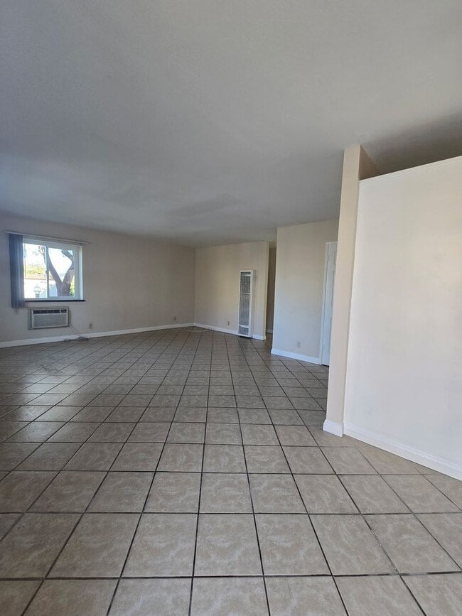 Building Photo - Chestnut