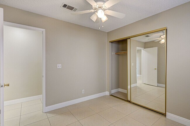Building Photo - 3 bedroom single story in Henderson!