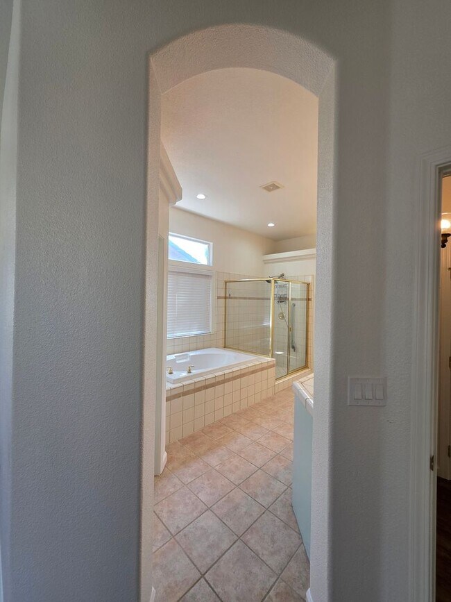 Building Photo - 3 bedroom 2 bathroom in a desirable SE Vis...