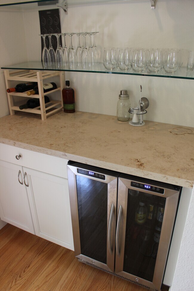 bar - 1077 Valley View St