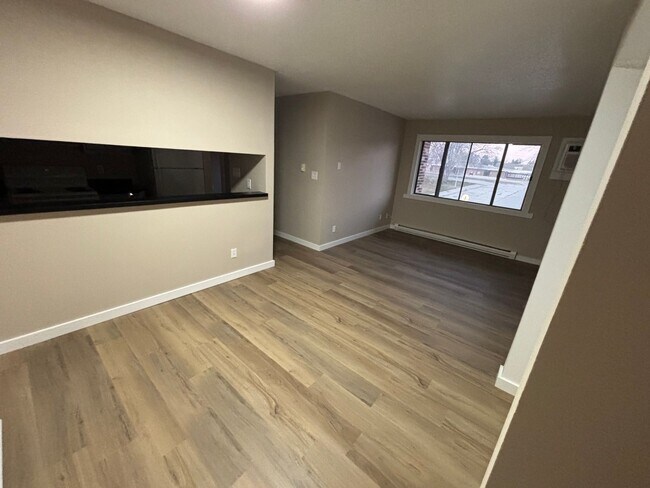 Building Photo - Two bedroom one bath apartment