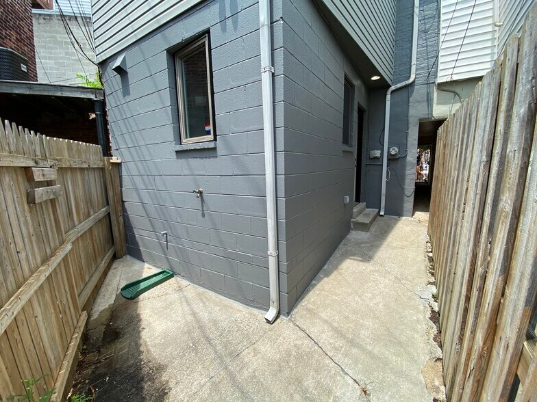 Building Photo - 2307 Foster Ave