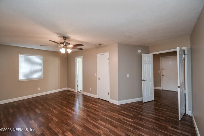 Building Photo - 10927 Horse Track Dr E