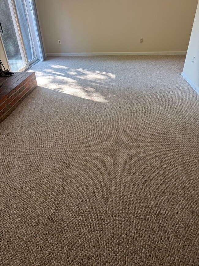Building Photo - Classic 4 Bed 3.5 Bath Brick Townhome With...