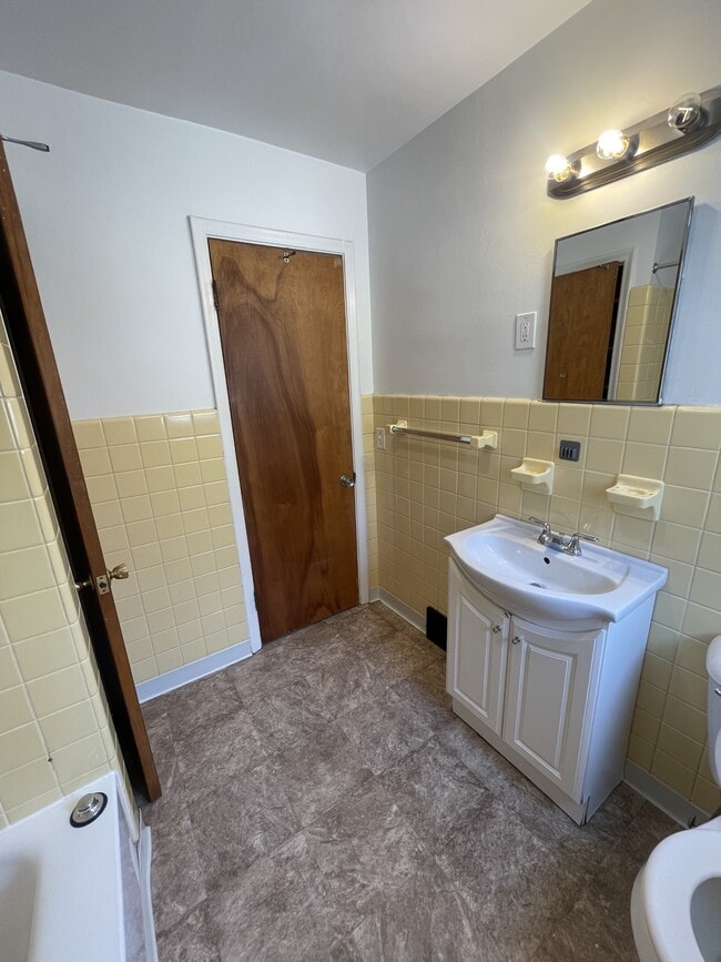 Building Photo - 2528 Forest Ave