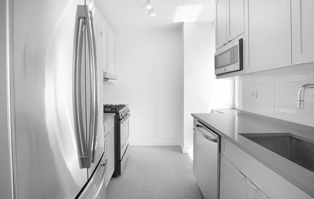 Building Photo - 421 W 50th St