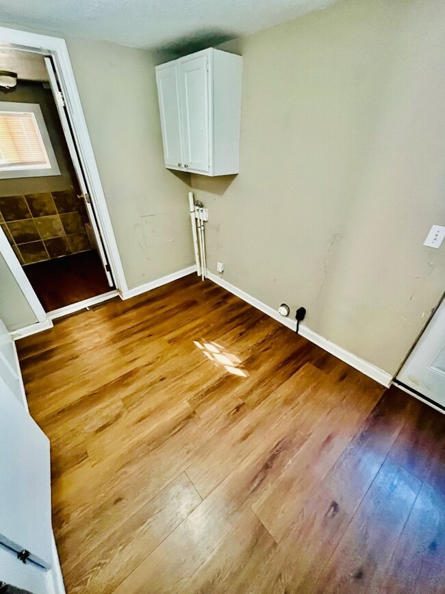 Building Photo - 620 N 6th Ave