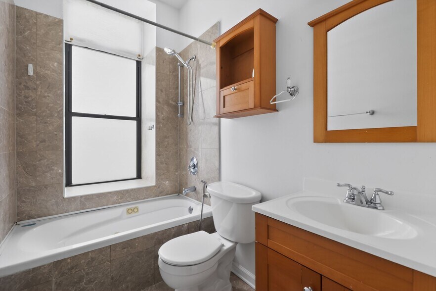 Building Photo - 811 W Eastwood Ave