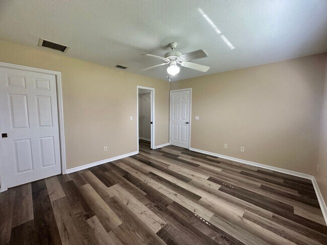 Building Photo - Great Location! 3 Bed, 2 Bath with Screened Lanai & More