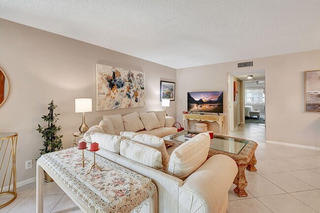 Building Photo - 1165 S Drive Cir