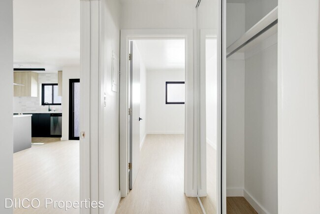 Building Photo - 1 br, 1 bath Apartment - Larrabee Square A...