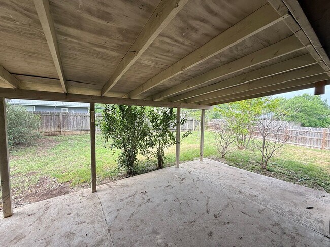 Building Photo - Large lot With Mature Trees and a Spacious...