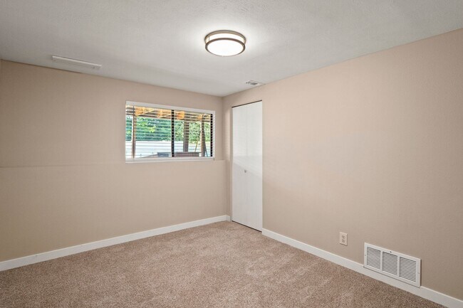 Building Photo - 4 Bed 3 Bath Home in Cul-de-sac with Massive 18X40 insulated shop