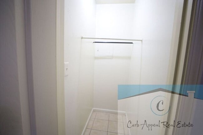 Building Photo - 1 bed, 1 bath apartment - HUD accepted!!