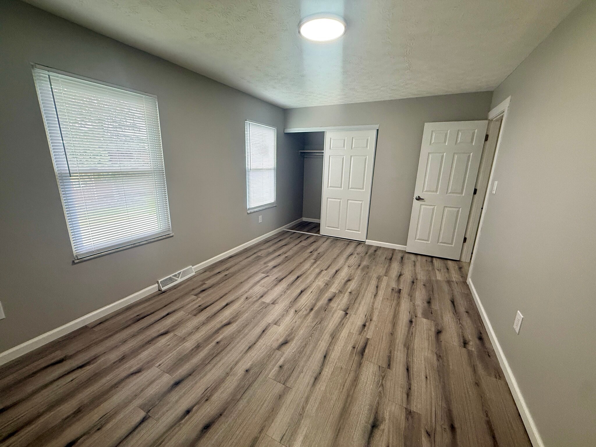 Building Photo - 5584 Chatford Dr