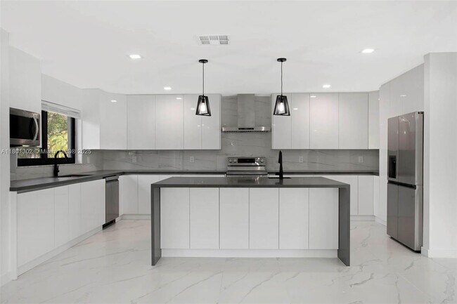 Building Photo - 17701 SW 92nd Ct